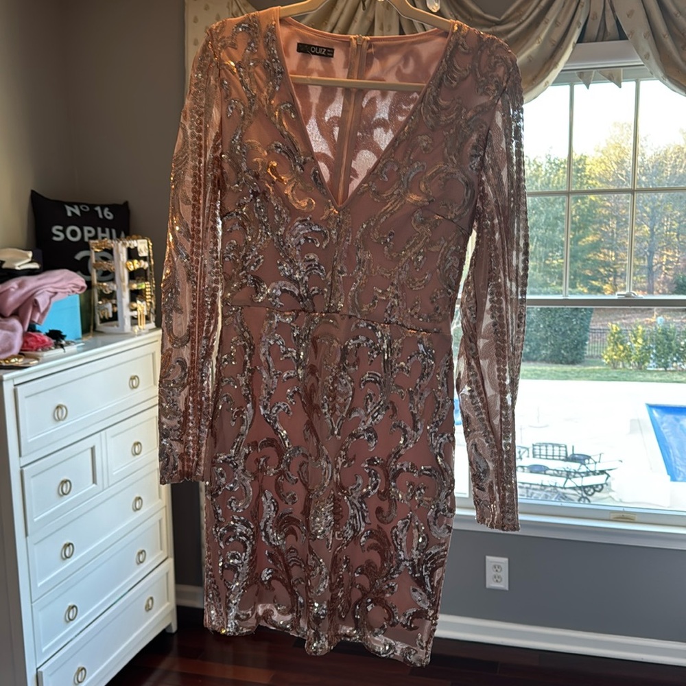 Quiz size 40 European 12 us sequined v neck zipper back